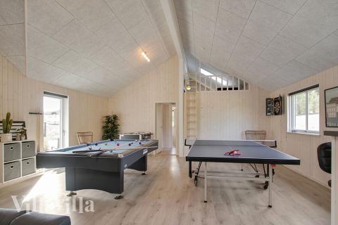 Aktivitetsrum i lyxstuga nr 394 med 8 sovrum och plats för 22 personer.