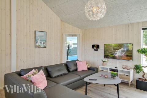 Vardagsrummet i lyxstuga nr. 394 har plats för 22 personer.