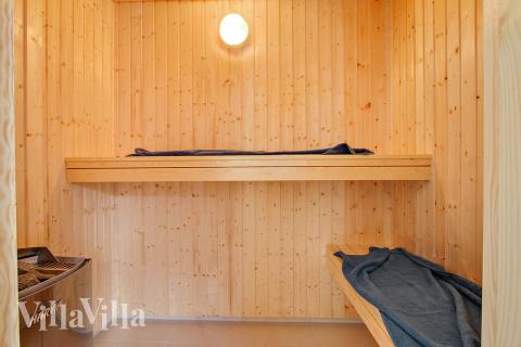 Njut av bastuvärmen i lyxstuga nr 394 för 22 personer