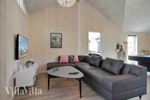 Det stora ljusa vardagsrummet i lyxstuga nr 394 för 22.