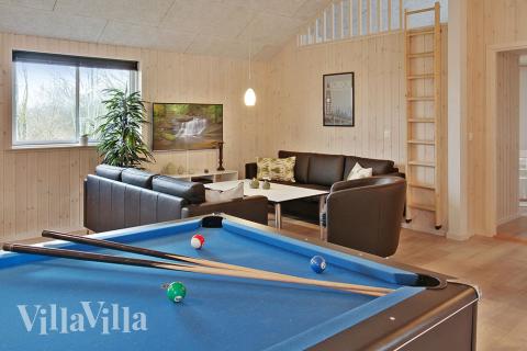 Lyxstuga 701 för 24 personer har ett stort aktivitetsrum med bl.a. biljard och dart