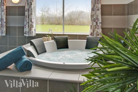 Njut av spabadets värme i lyxstuga nr 701 i Tyskland