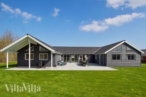 Den praktfulla poolstugan nr 701 med plats för 24 personer ligger i Tyskland