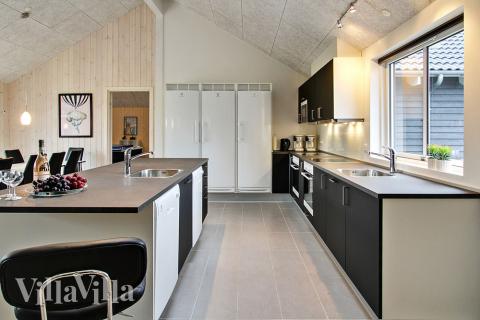 Köket i lyxstuga nr 701 är utrustat så att ni kan laga mat till 24 personer.