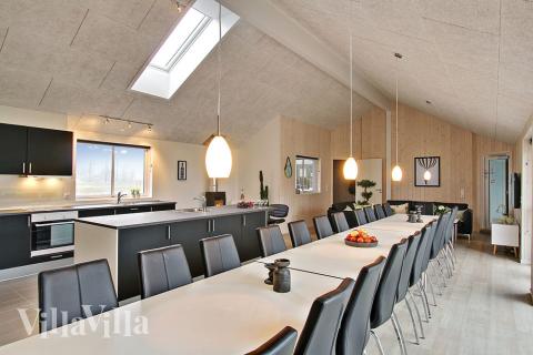 Det stora ljusa vardagsrummet i lyxstuga nr 701 för 24.