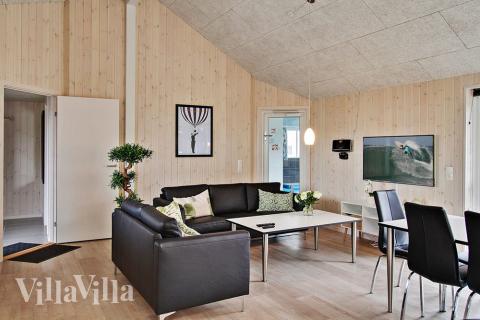 Vardagsrummet i lyxstuga nr. 701 har plats för 24 personer.