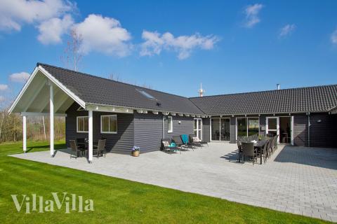 Lyxstuga nr 701 har en härlig terrass med sköna trädgårdsmöbler för 24 personer.