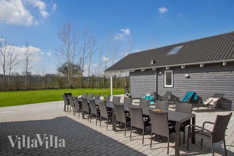 Njut av en grillkväll på terrassen i lyxstuga nr 701 i Tyskland