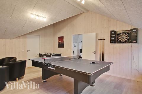 Aktivitetsrum i lyxstuga nr 702 med 5 sovrum och plats för 12 personer.