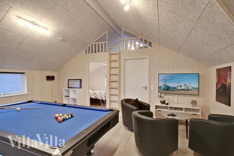 Lyxstuga 702 för 12 personer har ett stort aktivitetsrum med bl.a. biljard och dart