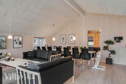 Det stora ljusa vardagsrummet i lyxstuga nr 702 för 12.