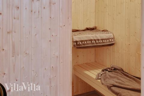 Njut av bastuvärmen i lyxstuga nr 702 för 12 personer