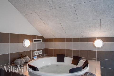 Njut av spabadets värme i lyxstuga nr 702 i Tyskland