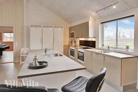 Köket i lyxstuga nr 703 är utrustat så att ni kan laga mat till 20 personer.