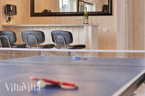 Lyxstuga 703 för 20 personer har ett stort aktivitetsrum med bl.a. biljard och dart