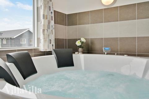 Njut av spabadets värme i lyxstuga nr 703 i Tyskland