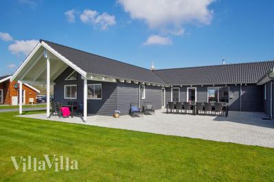 Den praktfulla poolstugan nr 703 med plats för 20 personer ligger i Tyskland