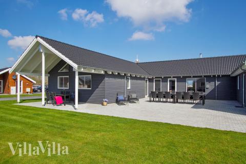 Den praktfulla poolstugan nr 703 med plats för 20 personer ligger i Tyskland