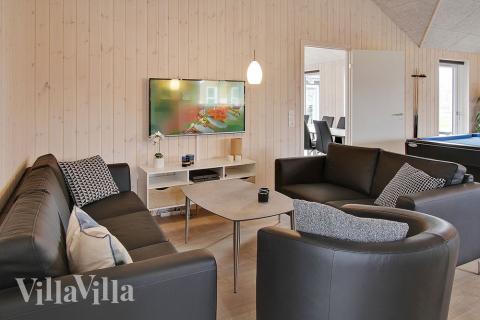 Vardagsrummet i lyxstuga nr. 703 har plats för 20 personer.