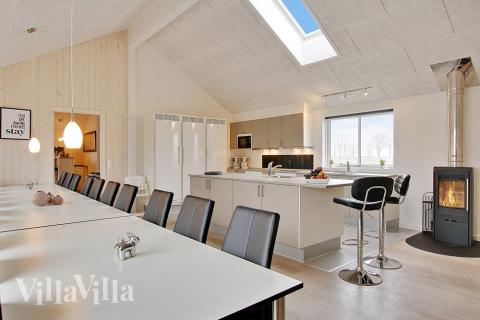 Det stora ljusa vardagsrummet i lyxstuga nr 703 för 20.