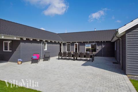 Lyxstuga nr 703 har en härlig terrass med sköna trädgårdsmöbler för 20 personer.