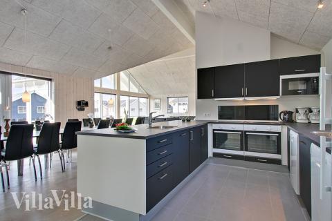 Köket i lyxstuga nr 704 är utrustat så att ni kan laga mat till 18 personer.