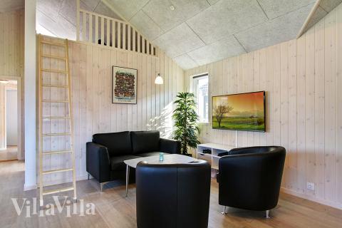 Aktivitetsrum i lyxstuga nr 704 med 7 sovrum och plats för 18 personer.