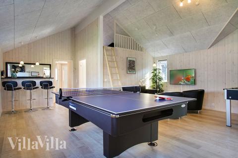 Lyxstuga 704 för 18 personer har ett stort aktivitetsrum med bl.a. biljard och dart