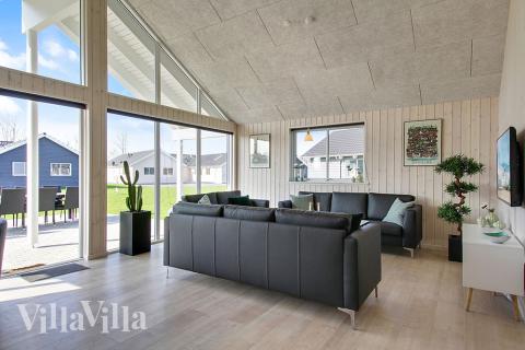 Det stora ljusa vardagsrummet i lyxstuga nr 704 för 18.