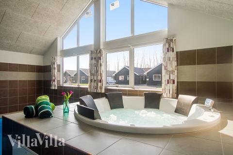 Njut av spabadets värme i lyxstuga nr 704 i Tyskland