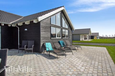 Lyxstuga nr 704 har en härlig terrass med sköna trädgårdsmöbler för 18 personer.