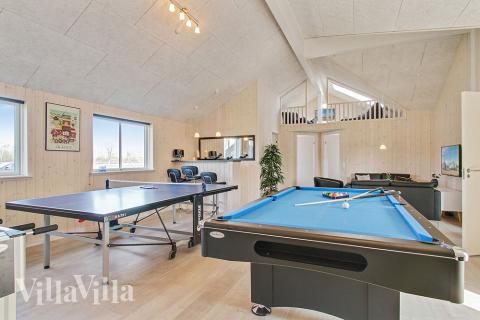 Förutom de många timmar som du kan tillbringa i stugans poolavdelning erbjuder lyxstuga 705 även biljard, bordtennis och dart