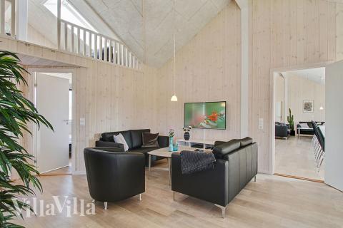 Det stora ljusa vardagsrummet i lyxstuga nr 705 för 22.