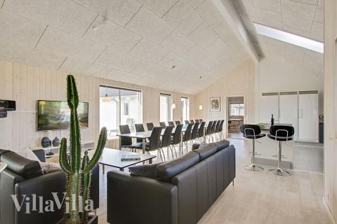 Vardagsrummet i lyxstuga nr. 705 har plats för 22 personer.