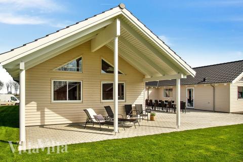 Den praktfulla poolstugan nr 705 med plats för 22 personer ligger i Tyskland