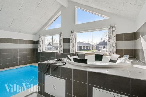 Njut av spabadets värme i lyxstuga nr 705 i Tyskland