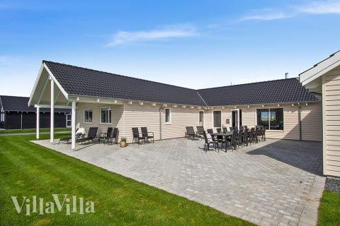 Lyxstuga nr 705 har en härlig terrass med sköna trädgårdsmöbler för 22 personer.