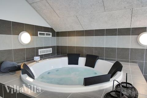 Njut av spabadets värme i lyxstuga nr 708 i Tyskland