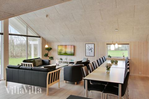 Det stora ljusa vardagsrummet i lyxstuga nr 708 för 12.