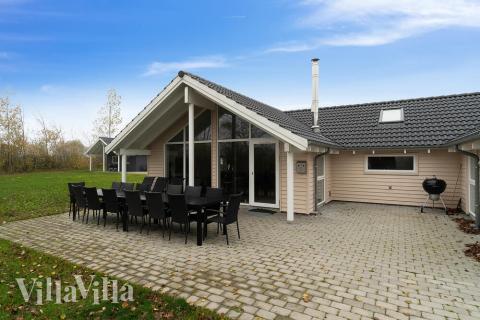 Lyxstuga nr 708 har en härlig terrass med sköna trädgårdsmöbler för 12 personer.