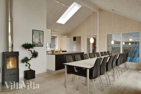 Vardagsrummet i lyxstuga nr. 709 har plats för 16 personer.