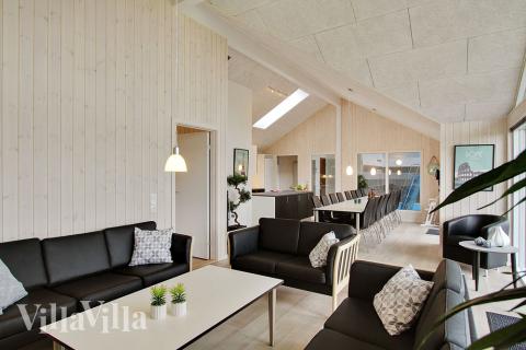 Det stora ljusa vardagsrummet i lyxstuga nr 709 för 16.