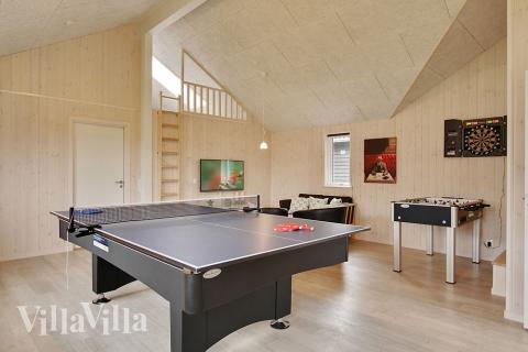 Lyxstuga 709 för 16 personer har ett stort aktivitetsrum med bl.a. biljard och dart