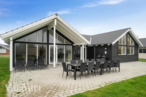 Den praktfulla poolstugan nr 709 med plats för 16 personer ligger i Tyskland