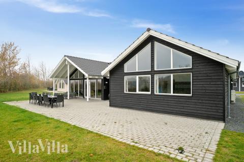 Lyxstuga nr 709 har en härlig terrass med sköna trädgårdsmöbler för 16 personer.