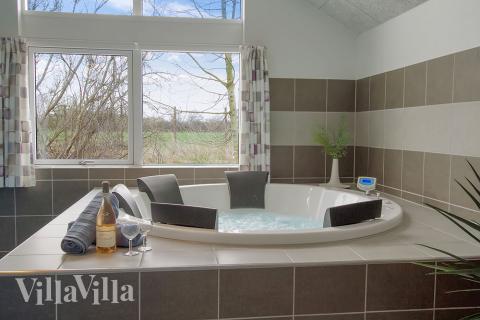 Njut av spabadets värme i lyxstuga nr 710 i Tyskland