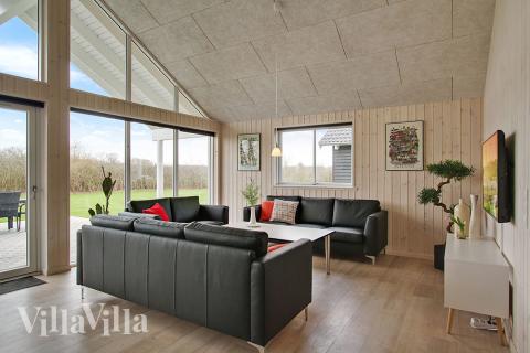 Det stora ljusa vardagsrummet i lyxstuga nr 710 för 18.