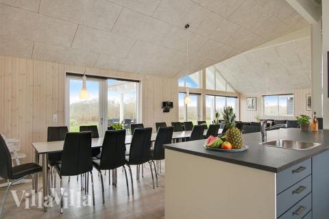 Vardagsrummet i lyxstuga nr. 710 har plats för 18 personer.