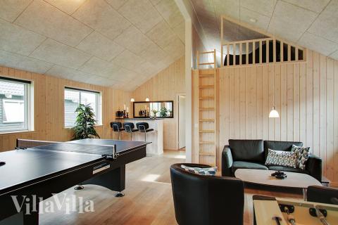 Lyxstuga 710 för 18 personer har ett stort aktivitetsrum med bl.a. biljard och dart