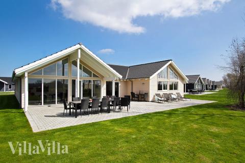 Den praktfulla poolstugan nr 710 med plats för 18 personer ligger i Tyskland